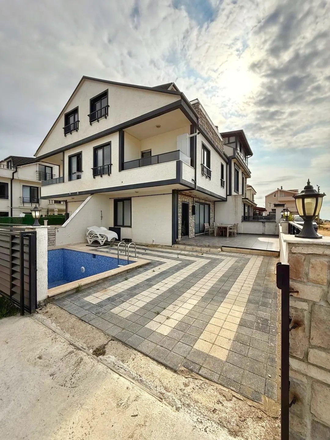 DENİZE SIFIR, KENDİNE GARAJLI, EBEVEYN BANYOLU, HAVUZLU, YERDEN ISITMA 3+1 TRİPLEKS VİLLA! KOCAALİ ALANDERE MH — Satılık Villa, Kocaali