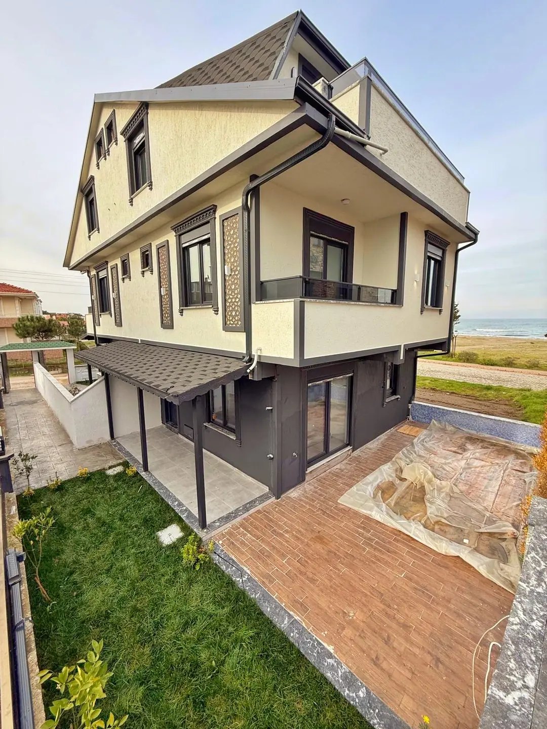 FIRSAT FİYAT, DENİZE 2.PARSEL-MANZARALI, HAVUZLU, MUAZZAM LOKASYON, ARKA CEPHE 4+1 TRİPLEKS VİLLA! KOCAALİ YALI MH — Satılık Villa, Kocaali