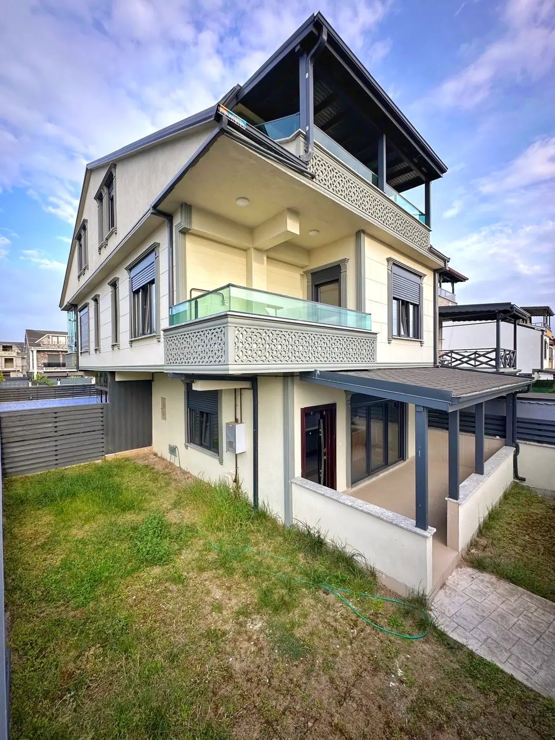 LÜKS DİZAYN, KOMPLE PANJURLU, YERDEN ISITMA, DENİZ MANZARALI 4+1 TRİPLEKS VİLLA! KOCAALİ YALI MH — Satılık Villa, Kocaali