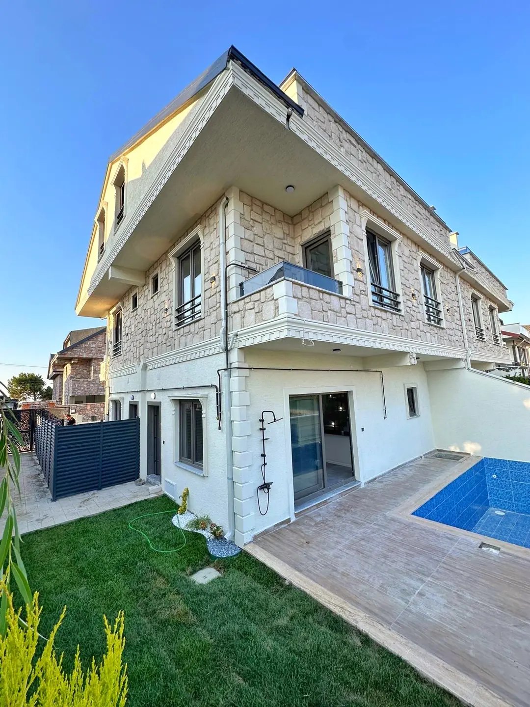 LÜKS DİZAYN, MERKEZ PLAJ, ALAÇATI TAŞ KONSEPT, ARKA CEPHE, HAVUZLU 4+1 TRİPLEKS VİLLA! KOCAALİ YALI MH — Satılık Villa, Kocaali