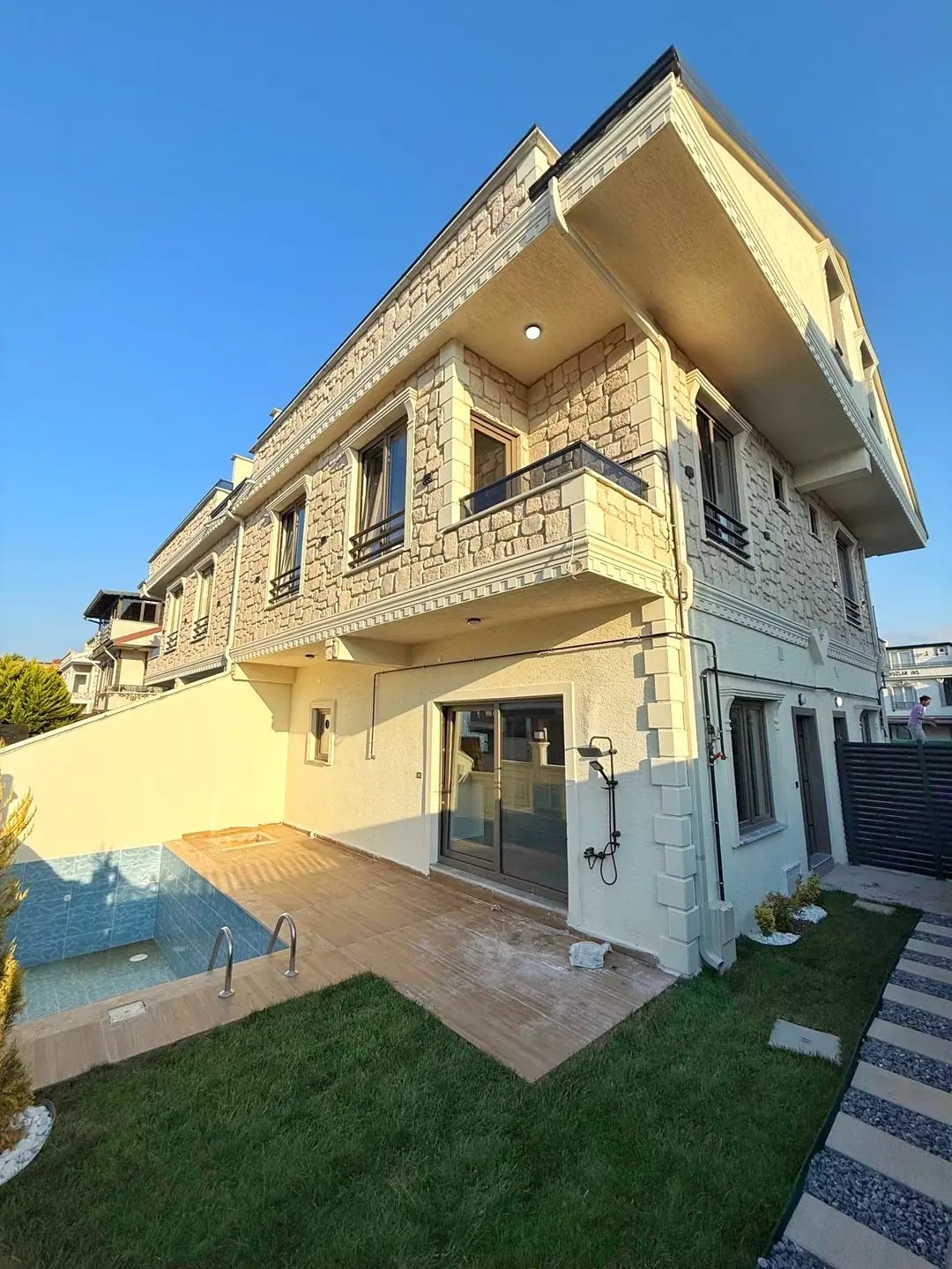 LÜKS DİZAYN, MERKEZ PLAJ, ALAÇATI TAŞ KONSEPT, ÖN CEPHE, HAVUZLU 4+1 TRİPLEKS VİLLA! KOCAALİ YALI MH — Satılık Villa, Kocaali