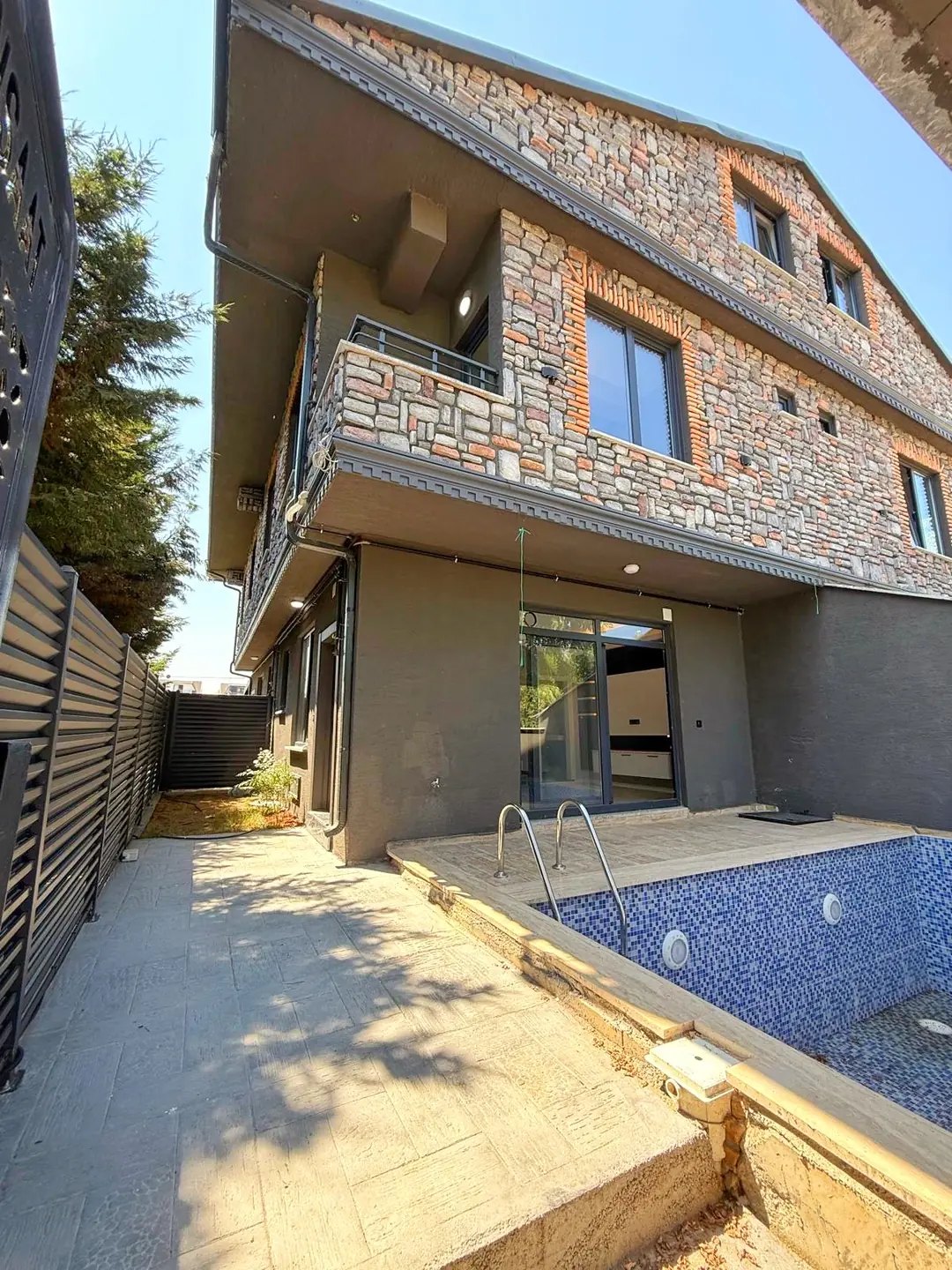 LÜKS DİZAYN, MERKEZ PLAJ, KOMPLE GRANİT ZEMİN, ÖN CEPHE, HAVUZLU 3+1 TRİPLEKS VİLLA! KOCAALİ YALI MH — Satılık Villa, Kocaali