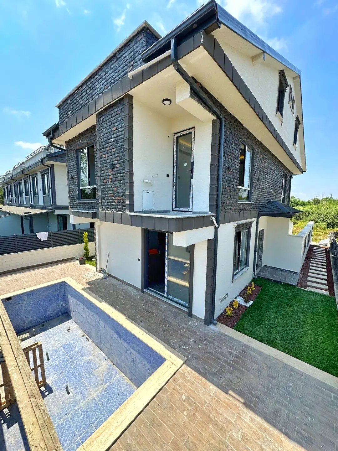 LÜKS DİZAYN, ULTRA GENİŞ 3 CEPHE BAHÇE, EBEVEYN BANYOLU, HAVUZLU 4+1 TRİPLEKS VİLLA! KOCAALİ ALANDERE MH — Satılık Villa, Kocaali