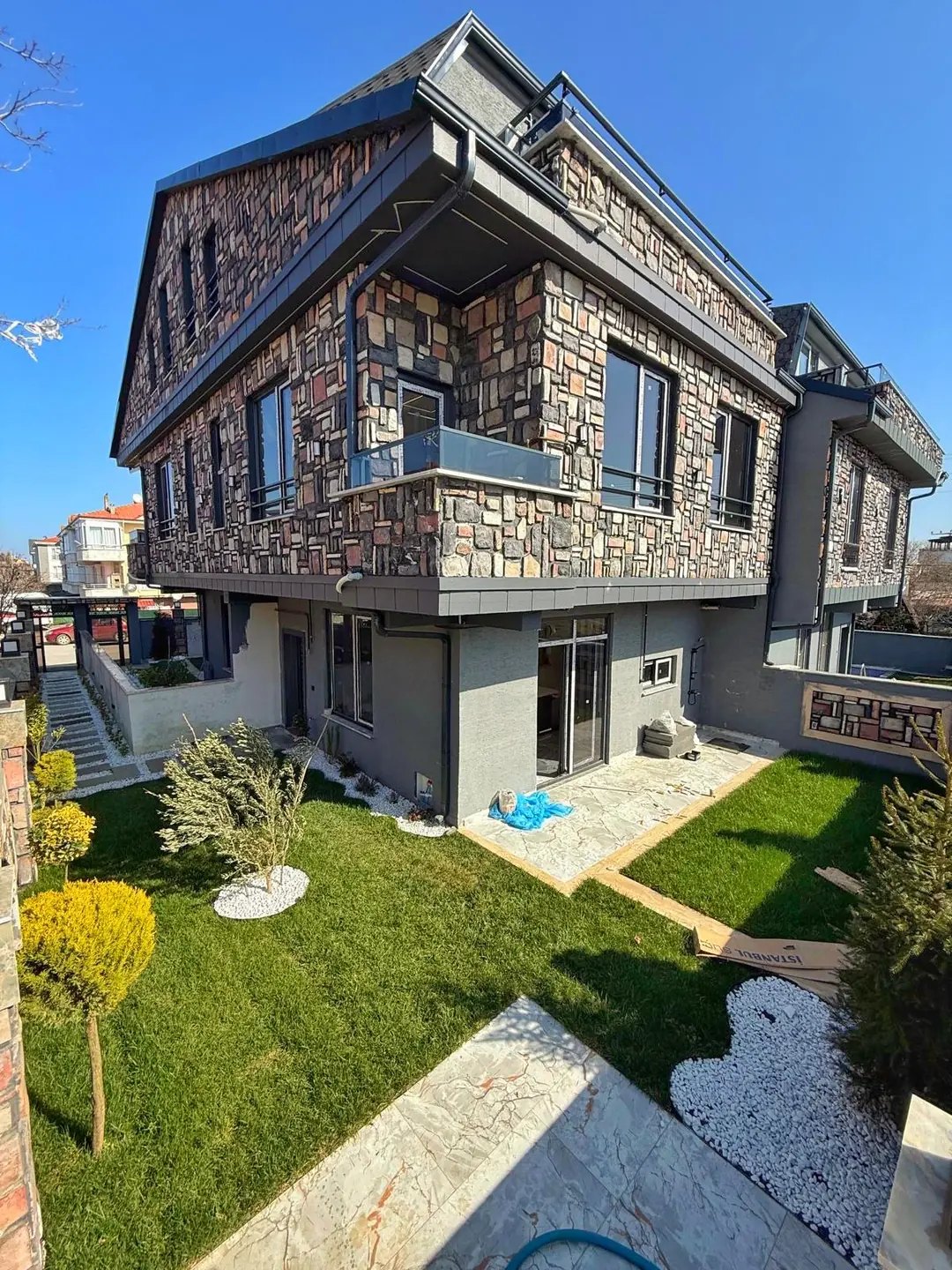 LÜKS DİZAYN, JAKUZİLİ, HAVUZLU, MERKEZ PLAJ, EBEVEYN BANYOLU 3+1 TRİPLEKS VİLLA! KOCAALİ YALI MH — Satılık Villa, Kocaali