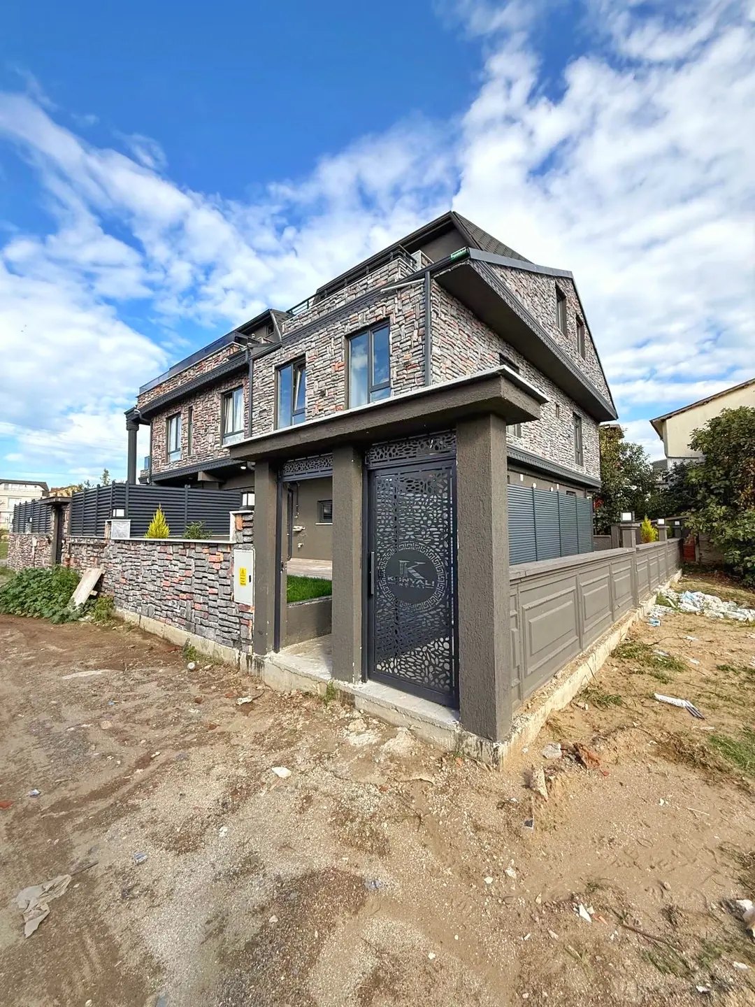 LÜKS DİZAYN, MERKEZ PLAJ, EBEVEYN BANYOLU, KOMPLE GRANİT ZEMİN 3+1 TRİPLEKS VİLLA! KOCAALİ YALI MH — Satılık Villa, Kocaali