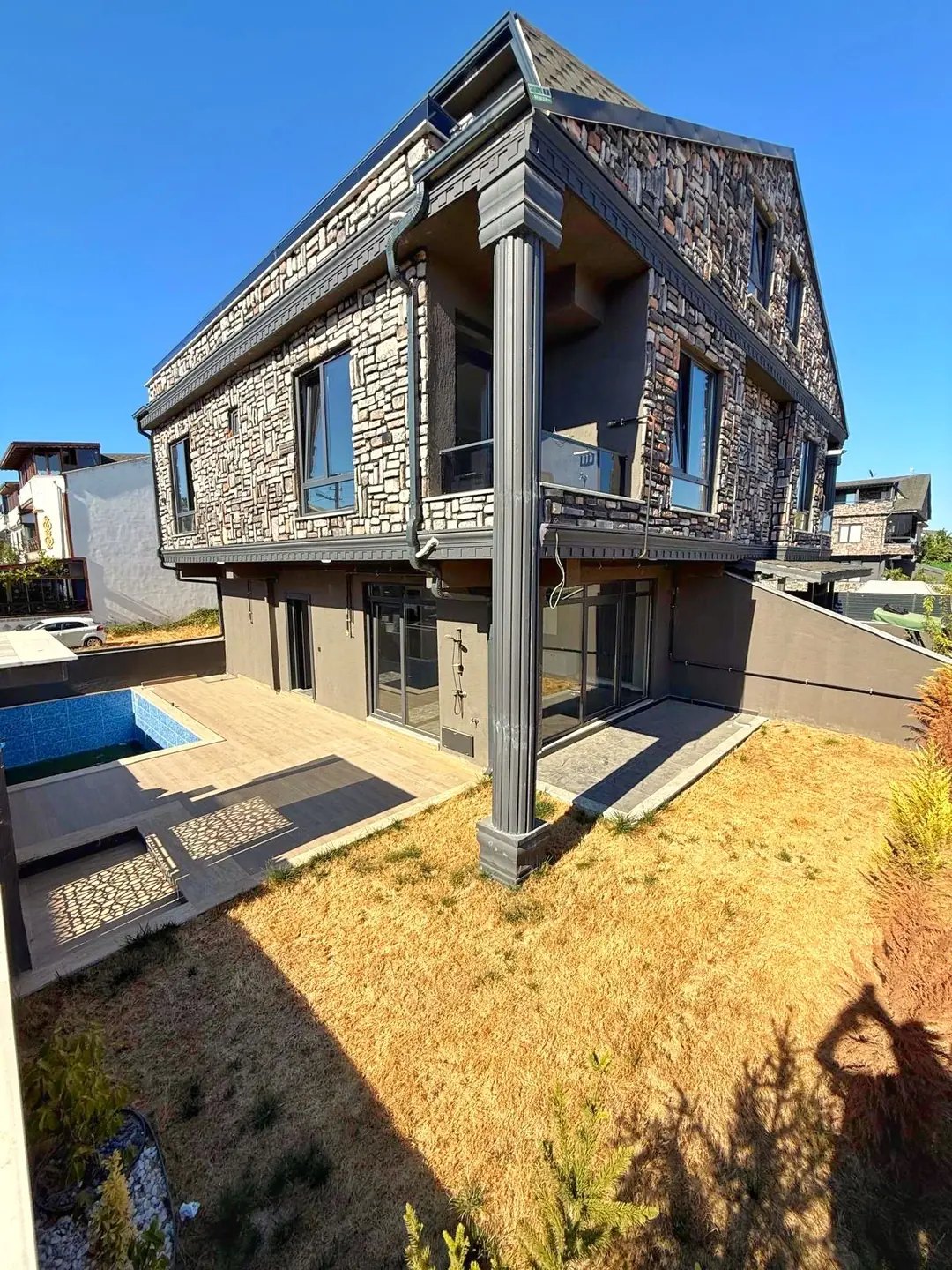 MERKEZ PLAJ, HAVUZLU, GENİŞ BAHÇE-BİNA ALANLI, LÜKS DİZAYN 4+1 TRİPLEKS VİLLA! KOCAALİ YALI MH — Satılık Villa, Kocaali