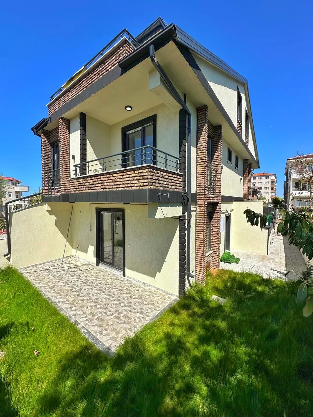 MERKEZ PLAJ, ÖN-ARKA CEPHE SEÇENEKLİ(ARKA), YERDEN ISITMA 3+1 TRİPLEKS VİLLA! KOCAALİ YALI MH — Satılık Villa, Kocaali