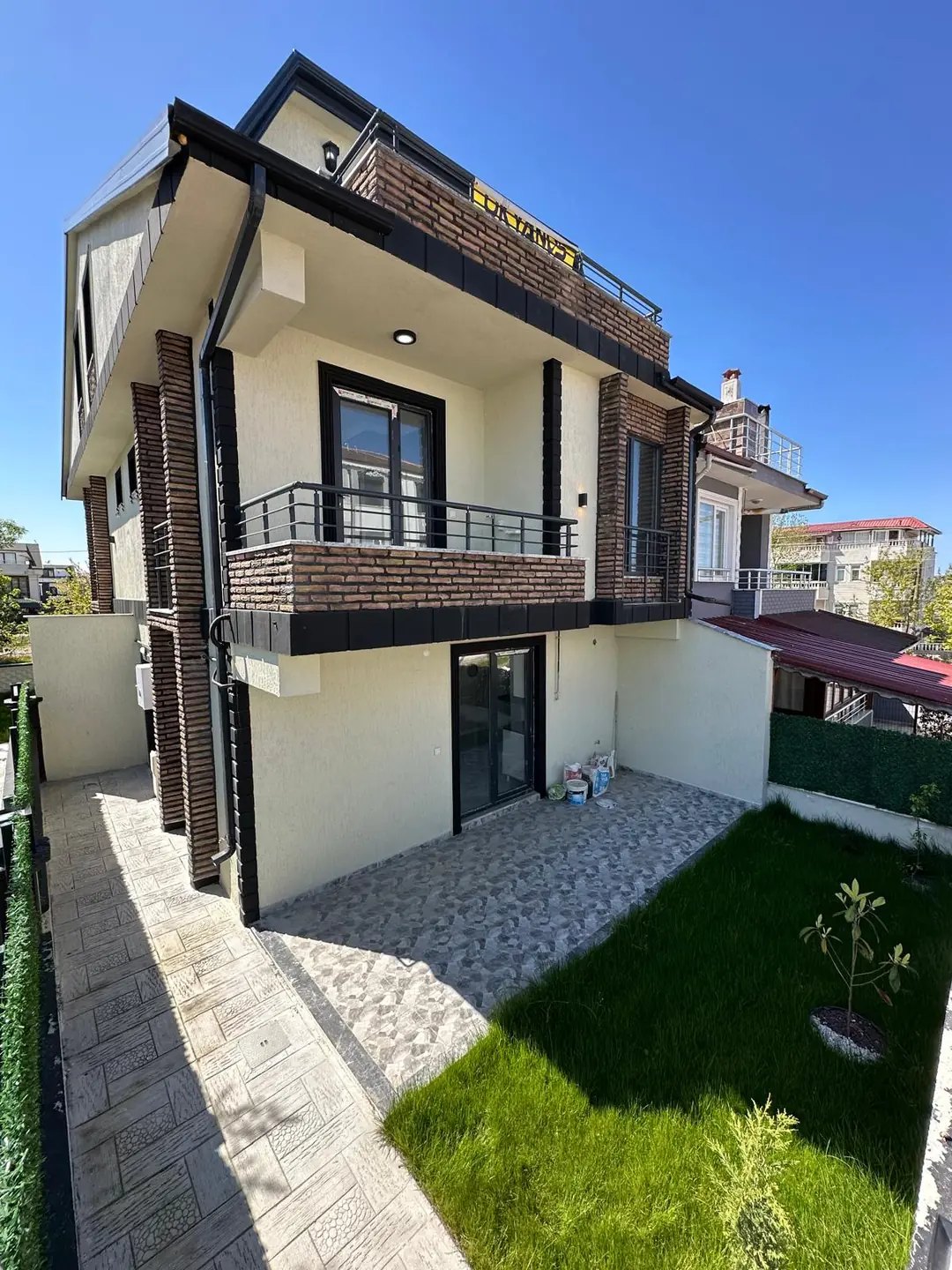 MERKEZ PLAJ, ÖN-ARKA CEPHE SEÇENEKLİ(ÖN), YERDEN ISITMA 3+1 TRİPLEKS VİLLA! KOCAALİ YALI MH — Satılık Villa, Kocaali