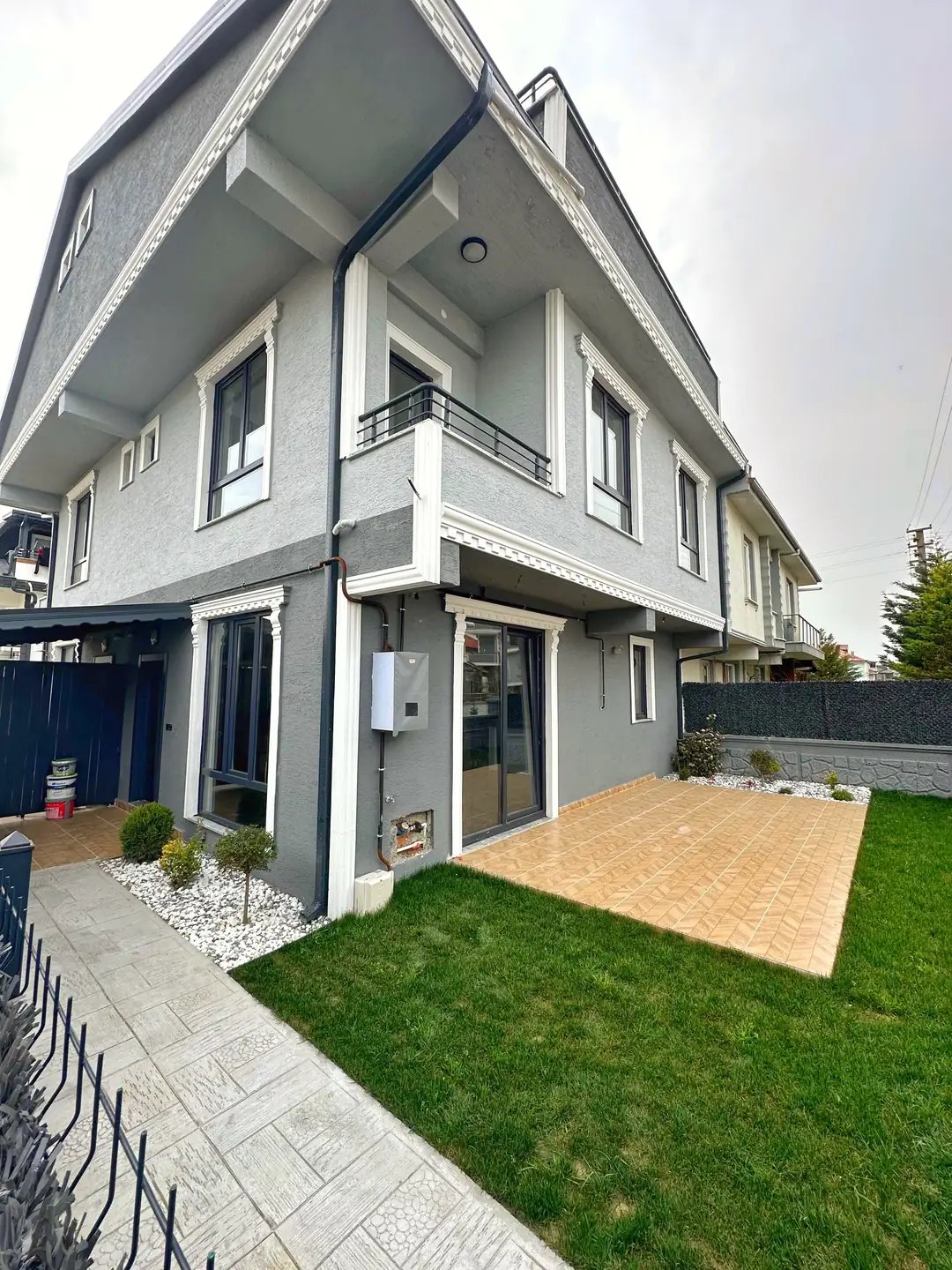 MERKEZ PLAJ, ÖN CEPHE, GENİŞ BAHÇE-BİNA KULLANIM ALANLI, YERDEN ISITMA 4+1 TRİPLEKS VİLLA! KOCAALİ YALI MH — Satılık Villa, Kocaali