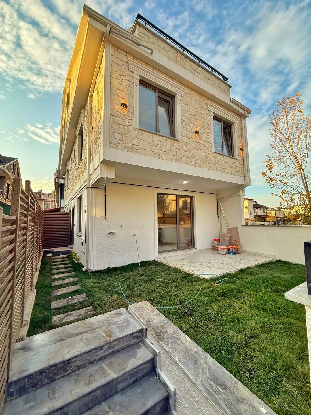 MERKEZ PLAJ, FIRSAT FİYAT, ÖN CEPHE, LÜKS DİZAYN, ALAÇATI TAŞ KONSEPT, EBEVEYN BANYO 3+1 TRİPLEKS VİLLA! KOCAALİ YALI MH — Satılık Villa, Kocaali