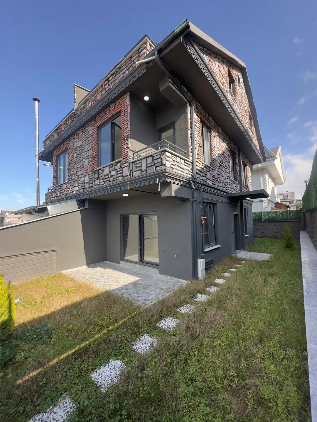 MERKEZ PLAJ, MÜSTAKİL GENİŞ 3 CEPHE BAHÇE, YERDEN ISITMA 4+1 TRİPLEKS VİLLA! YALI MH — Satılık Villa, Kocaali