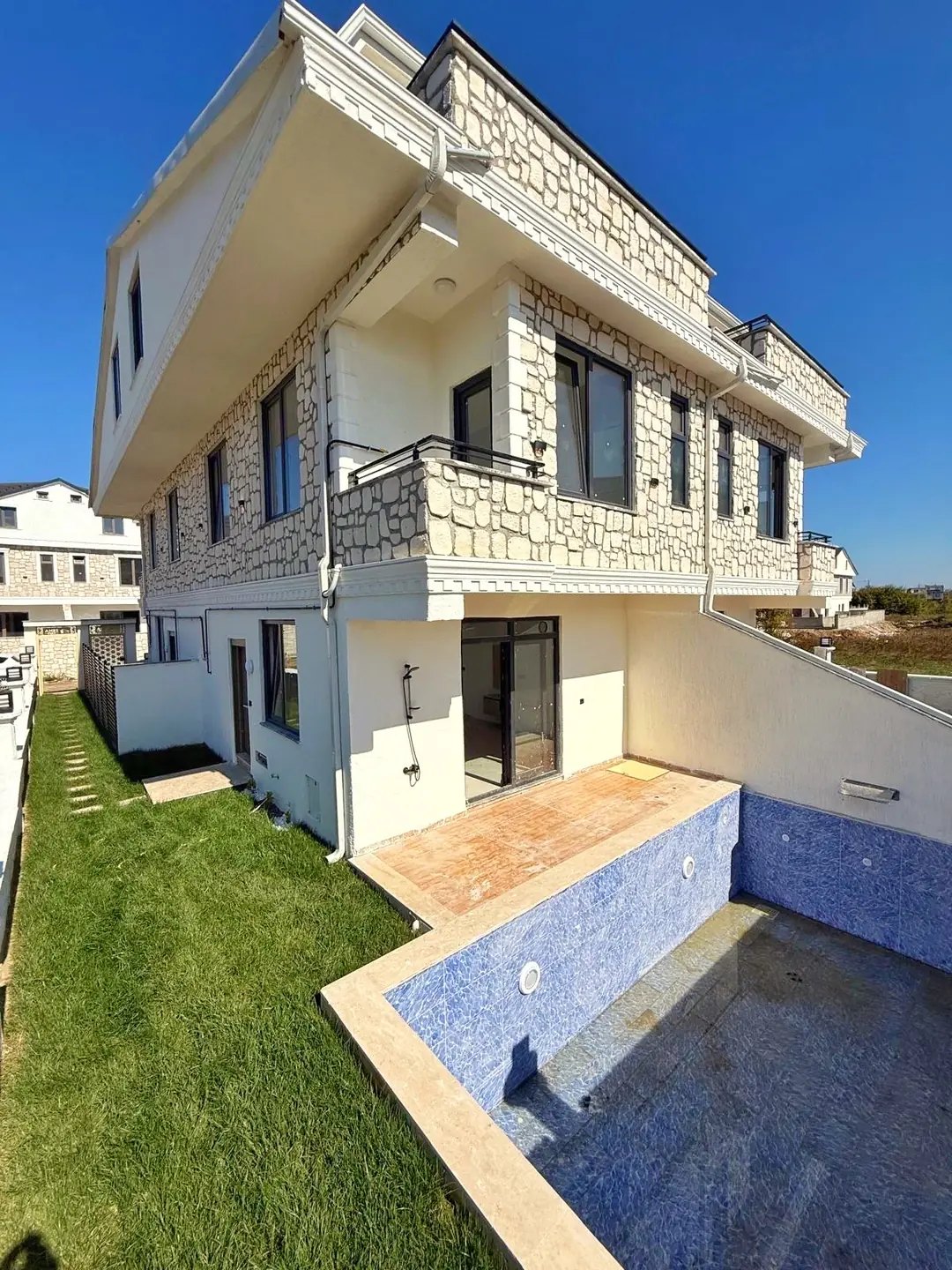 MERKEZ PLAJ, ÖN-ARKA CEPHE SEÇENEKLİ-ARKA, ALAÇATI TAŞ KONSEPT 4+1 TRİPLEKS VİLLA! KOCAALİ YAYLA MH — Satılık Villa, Kocaali