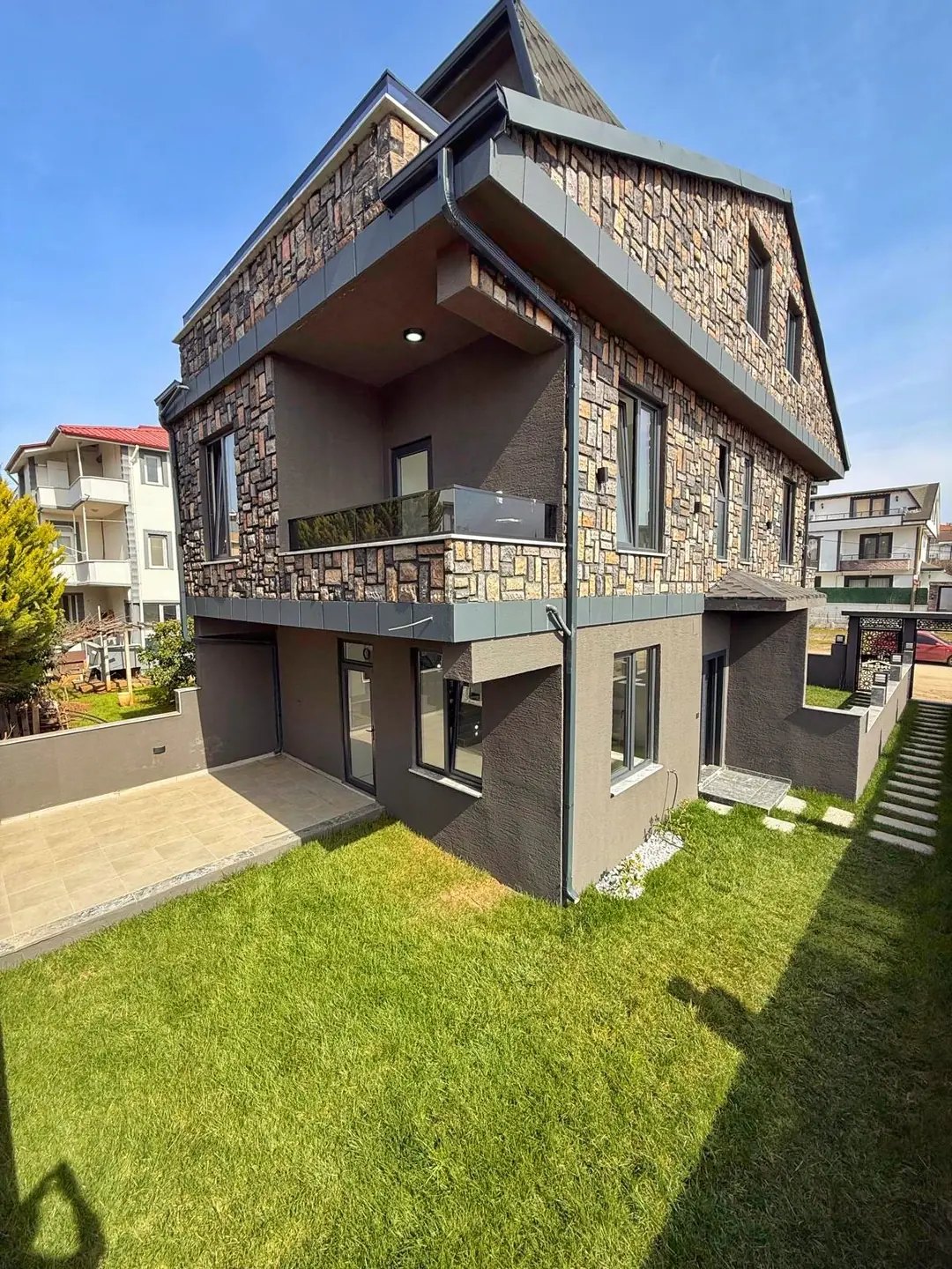 MERKEZ PLAJ, ÖN-ARKA CEPHE SEÇENEKLİ-ARKA, EBEVEYN BANYO 3+1 TRİPLEKS VİLLA! KOCAALİ YALI MH — Satılık Villa, Kocaali