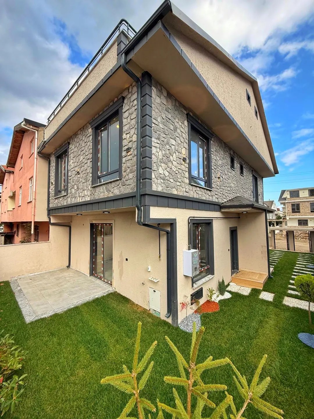 MERKEZ PLAJ, ÖN-ARKA CEPHE SEÇENEKLİ-ÖN, LÜKS DİZAYN, YERDEN ISITMA 4+1 TRİPLEKS VİLLA! KOCAALİ YALI MH — Satılık Villa, Kocaali