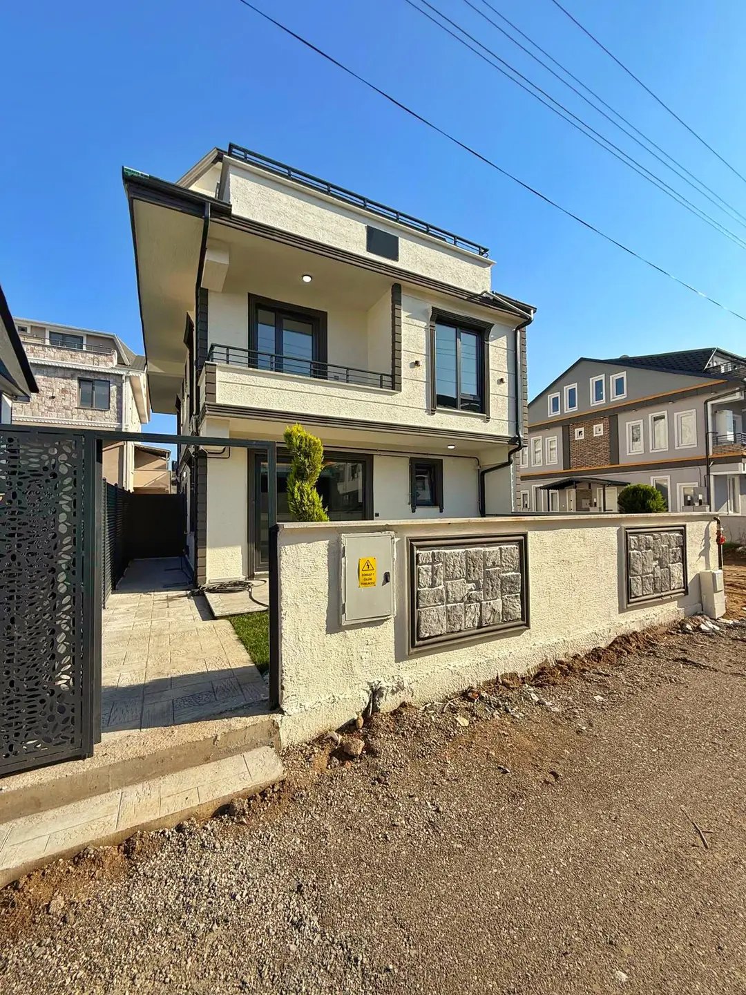 MERKEZ PLAJ, ÖN CEPHE, LÜKS DİZAYN, 100m2 KENDİNE AİT ARSASI, EBEVEYN BANYO 3+1 TRİPLEKS VİLLA! KOCAALİ YALI MH — Satılık Villa, Kocaali