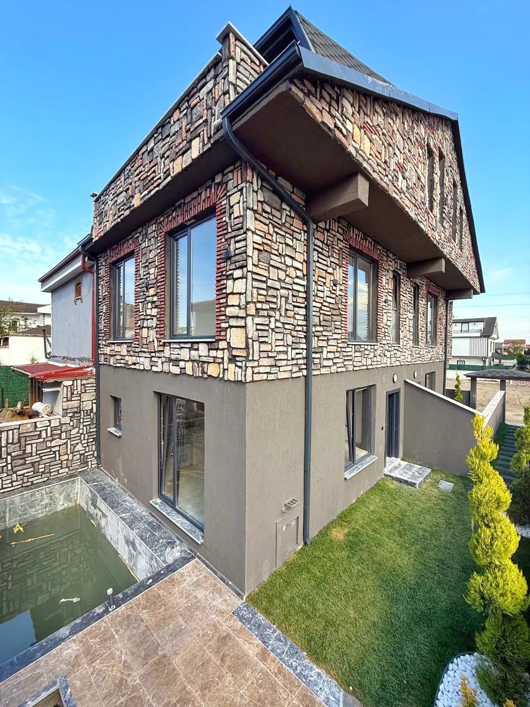 MERKEZ PLAJ-PLAJA 110 METRE, LÜKS DİZAYN, HAVUZLU, BARBEKÜLÜ 3+1 TRİPLEKS VİLLA! KOCAALİ YAYLA MH — Satılık Villa, Kocaali