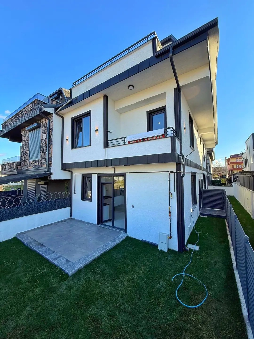 ÖN CEPHE, 99m2 KENDİ ARSASI, EBEVEYN BANYOLU 3+1 TRİPLEKS VİLLA! KOCAALİ ALANDERE MH — Satılık Villa, Kocaali