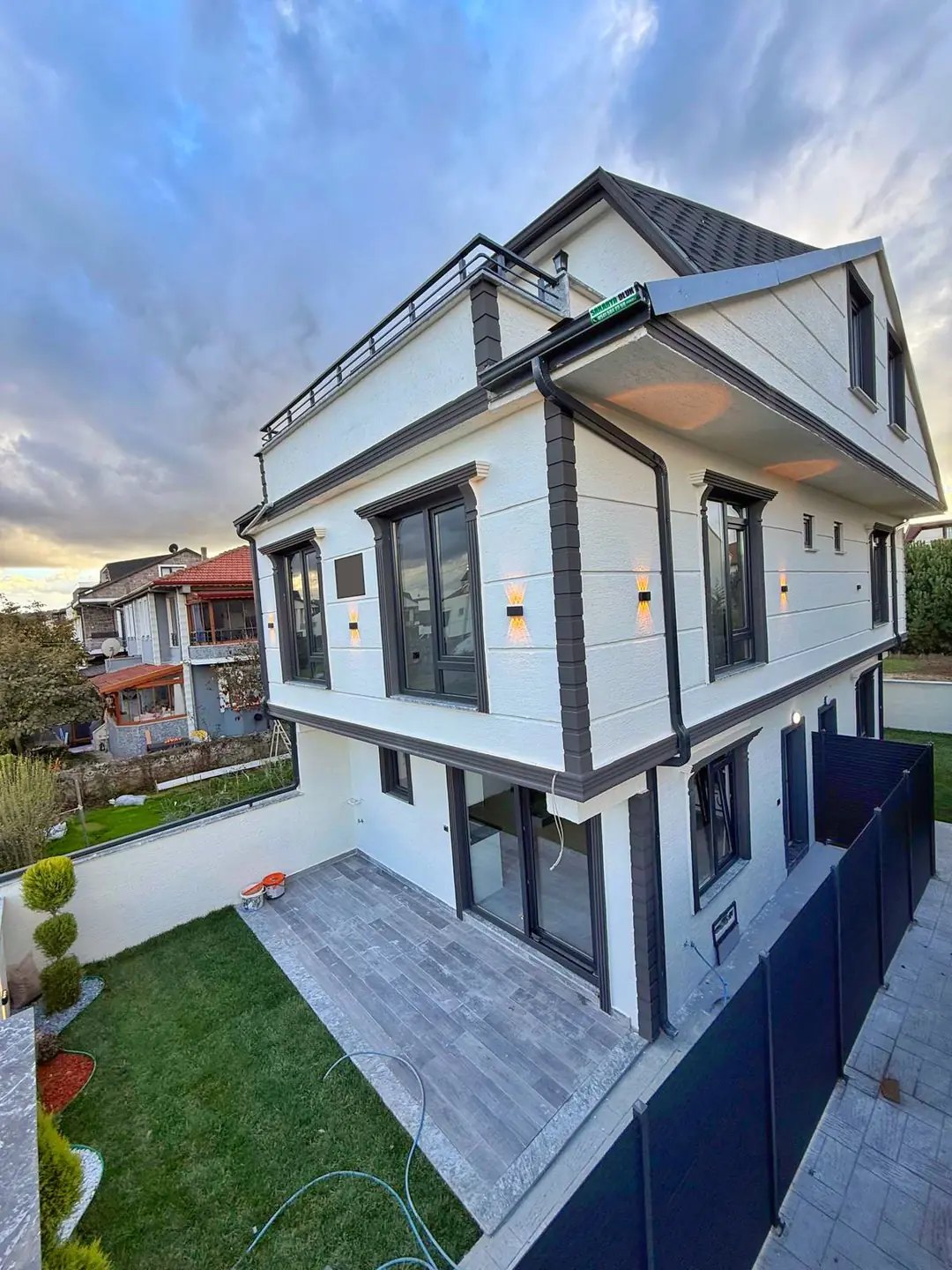 ÖN CEPHE, DENİZ MANZARALI TERAS, LÜKS DİZAYN, YERDEN ISITMA, EBEVEYN BANYOLU 3+1 TRİPLEKS VİLLA! KOCAALİ ALANDERE MH — Satılık Villa, Kocaali