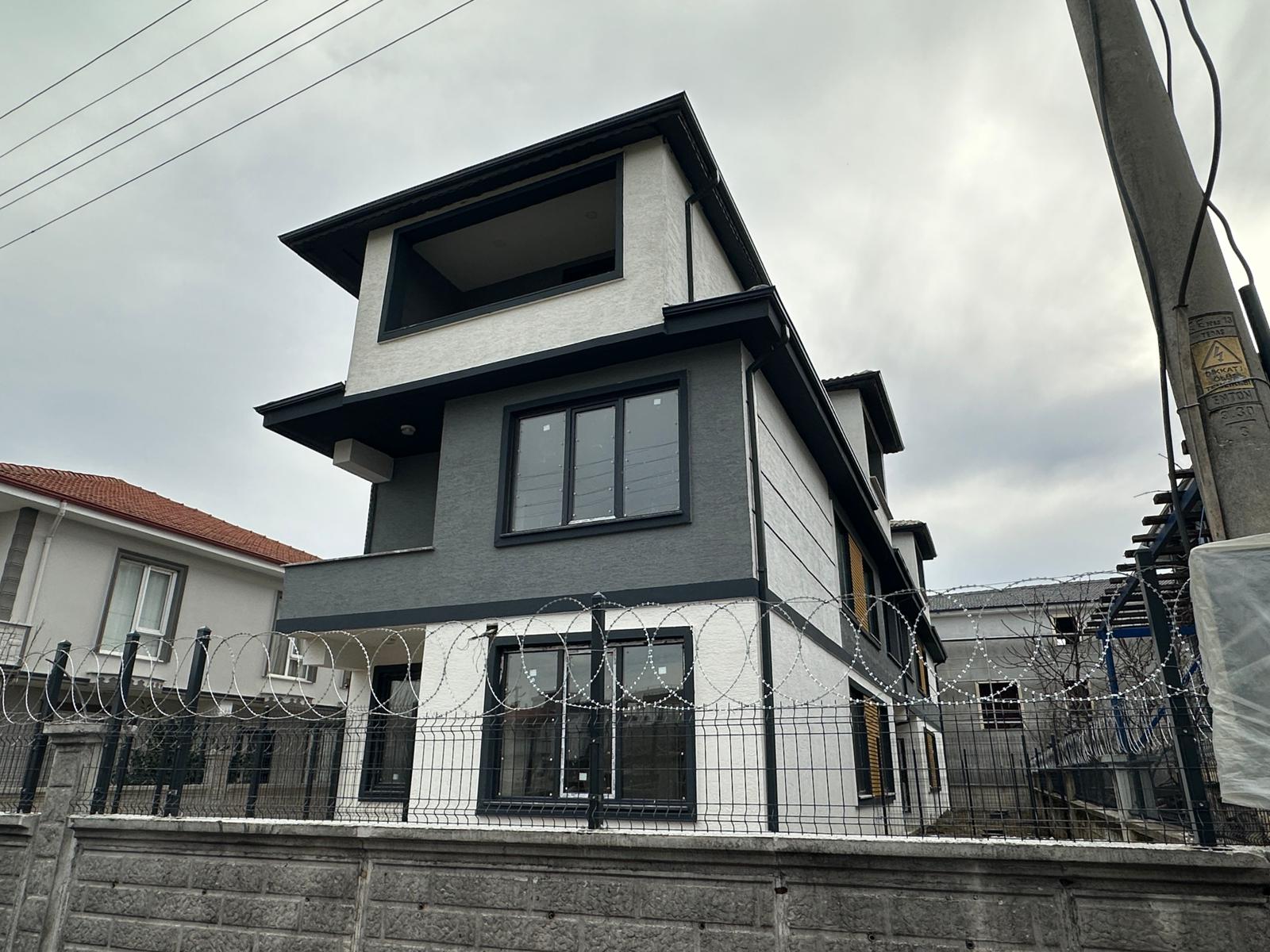 KARASU'DA 4+1 ÇARŞIYA YÜRÜME MESAFESİNDE TRİBLEKS VİLLA — Satılık Villa, Karasu