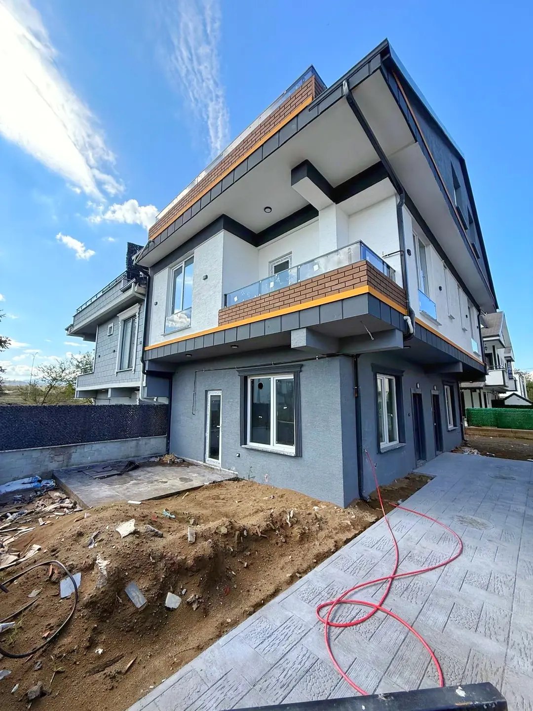 ÖN CEPHE, GENİŞ BİNA-BAHÇE ALANLI, LÜKS DİZAYN, YERDEN ISITMA 3+1 TRİPLEKS VİLLA! KOCAALİ ALANDERE MH — Satılık Villa, Kocaali