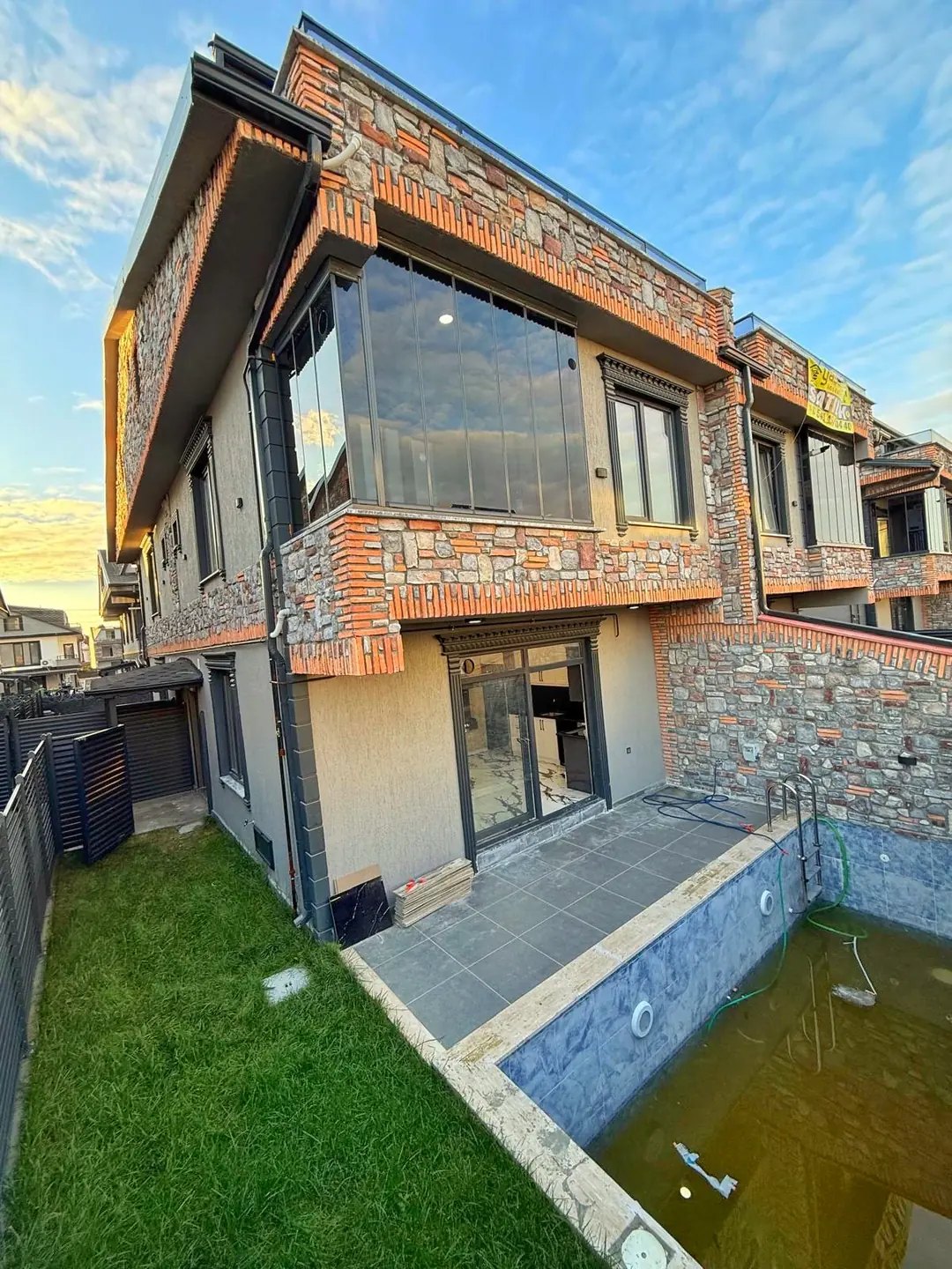 ÖN CEPHE, HAVUZLU, TAŞ KONSEPT, EBEVEYN BANYOLU, YERDEN ISITMA 4+1 TRİPLEKS VİLLA! KOCAALİ ALANDERE MH — Satılık Villa, Kocaali