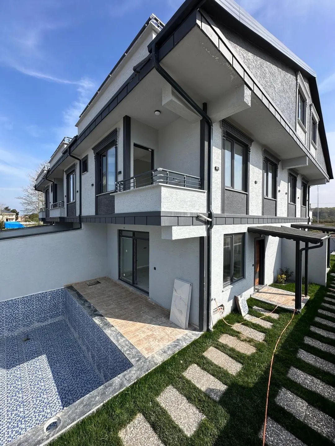 ÖN CEPHE, HAVUZLU, YERDEN ISITMA, MÜSTAKİL GiRİŞ/BAHÇE, 4+1 TRİPLEKS VİLLA! KOCAALİ ALANDERE MH — Satılık Villa, Kocaali