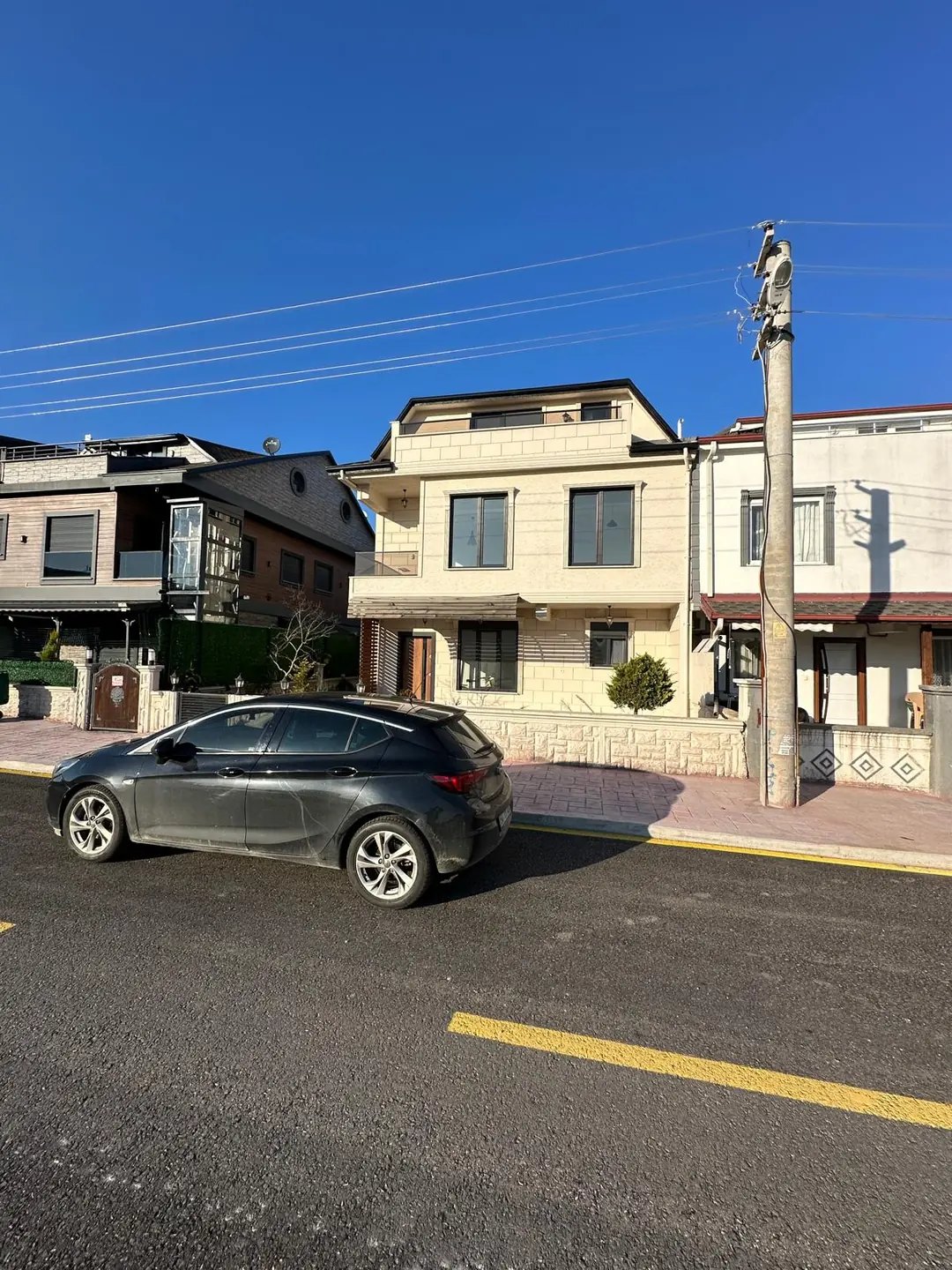 PANJURLU, VERANDALI, OTURUMA HAZIR, EBEVEYN BANYO 3+1 TRİPLEKS VİLLA! KOCAALİ YALI MH — Satılık Villa, Kocaali