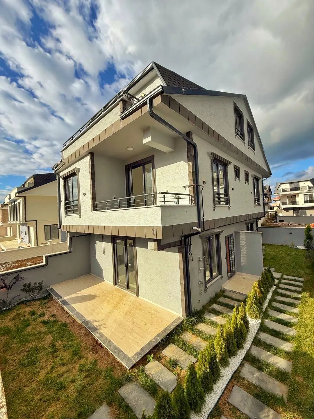 PLAJA 110METRE, ÖN CEPHE, LÜKS DİZAYN, EBEVEYN BANYO F/P TRİPLEKS 3+1 VİLLA! KOCAALİ ALANDERE MH — Satılık Villa, Kocaali