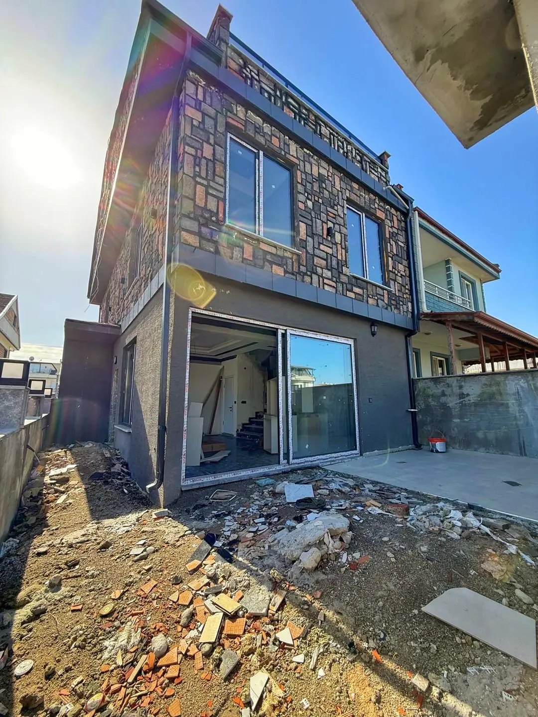 PLAJA 120METRE, ÖN CEPHE, KOMPLE GRANİT ZEMİN, YERDEN ISITMA(DOGALGAZ) 3+1 TRİPLEKS VİLLA! KOCAALİ ALANDERE MH — Satılık Villa, Kocaali