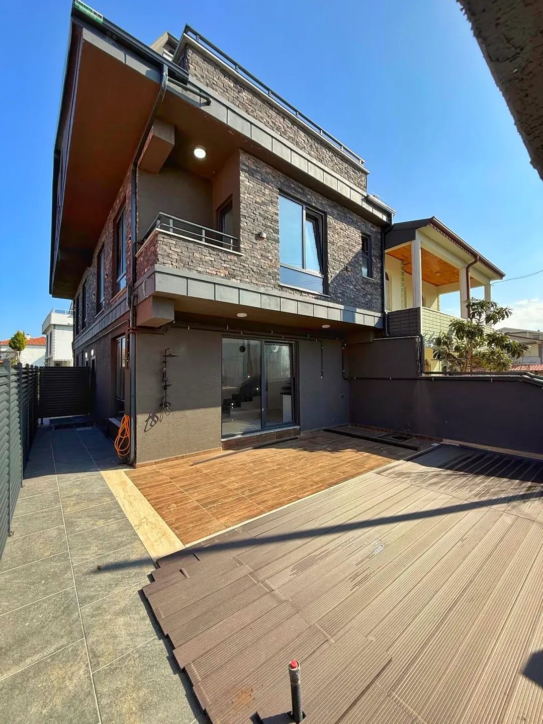 PLAJA 50METRE, DENİZ MANZARALI, ÖN CEPHE, HAVUZLU, LÜKS DİZAYN 4+1 TRİPLEKS VİLLA! KOCAALİ ALANDERE MH — Satılık Villa, Kocaali