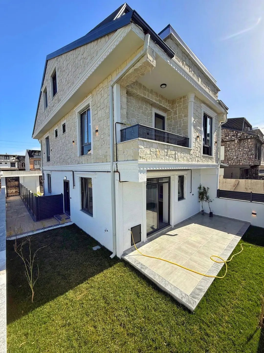 TERAS ve 2.KAT DENİZ MANZARALI, ALAÇATI TAŞ KONSEPT, ARKA CEPHE, LÜKS DİZAYN 3+1 TRİPLEKS VİLLA! KOCAALİ ALANDERE MH — Satılık Villa, Kocaali