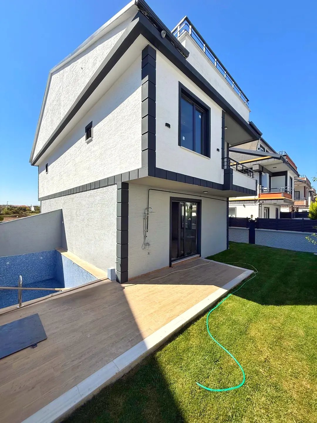 FIRSAT! PAZARLIKSIZ! ULTRA GENİŞ BAHÇE-BİNA ALANLI, ARKA CEPHE, ÜNİVERSİTE YANI, 144M2 KENDİ ARSASI, HAVUZLU 4+1 TRİPLEKS VİLLA! KOCAALİ ALANDERE MH — Satılık Villa, Kocaali