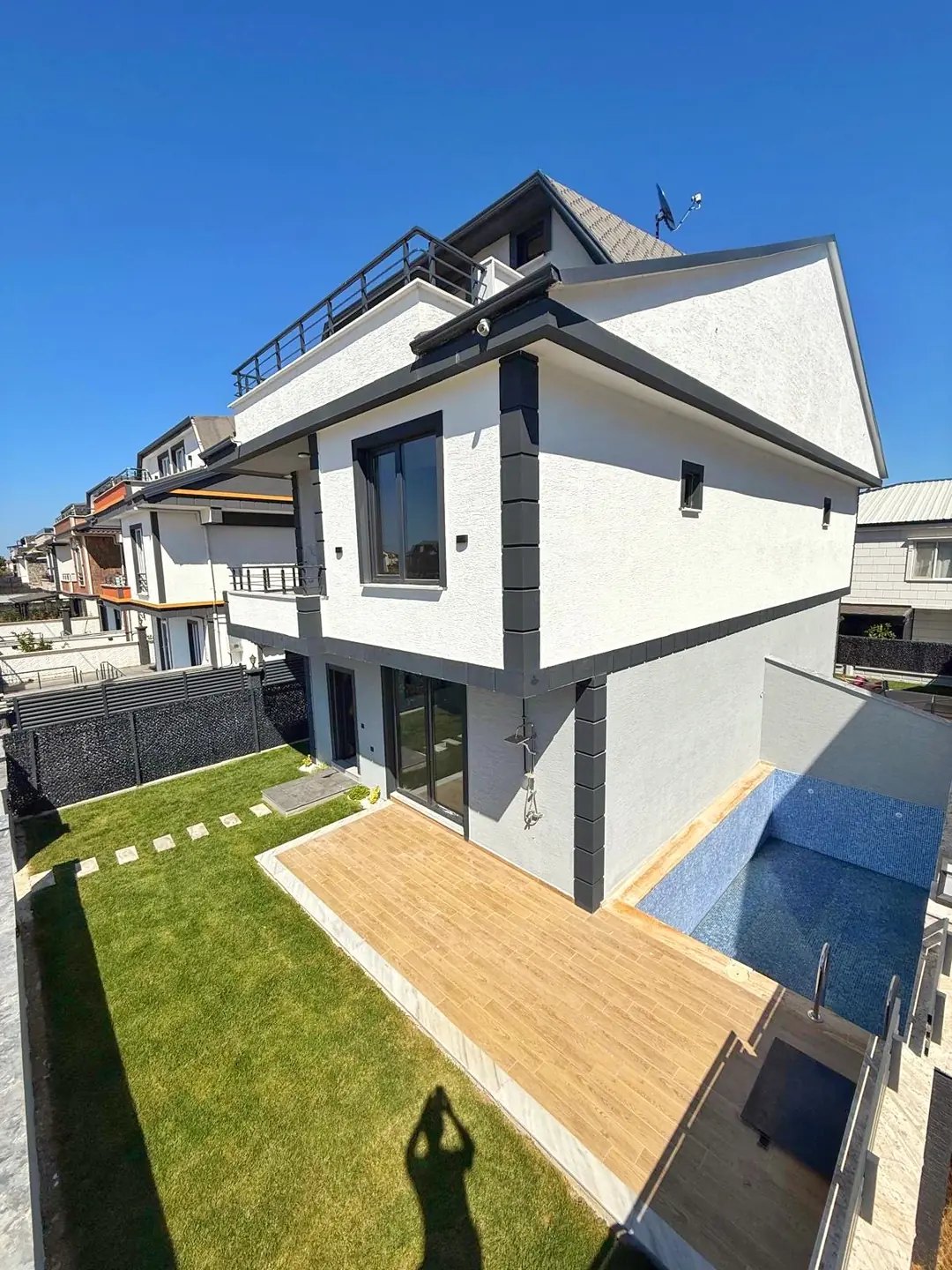 FIRSAT! PAZARLIKSIZ! ULTRA GENİŞ BİNA ALANLI, ÖN CEPHE, ÜNİVERSİTE YANI, 144M2 KENDİ ARSASI, HAVUZLU 4+1 TRİPLEKS VİLLA! KOCAALİ ALANDERE MH — Satılık Villa, Kocaali