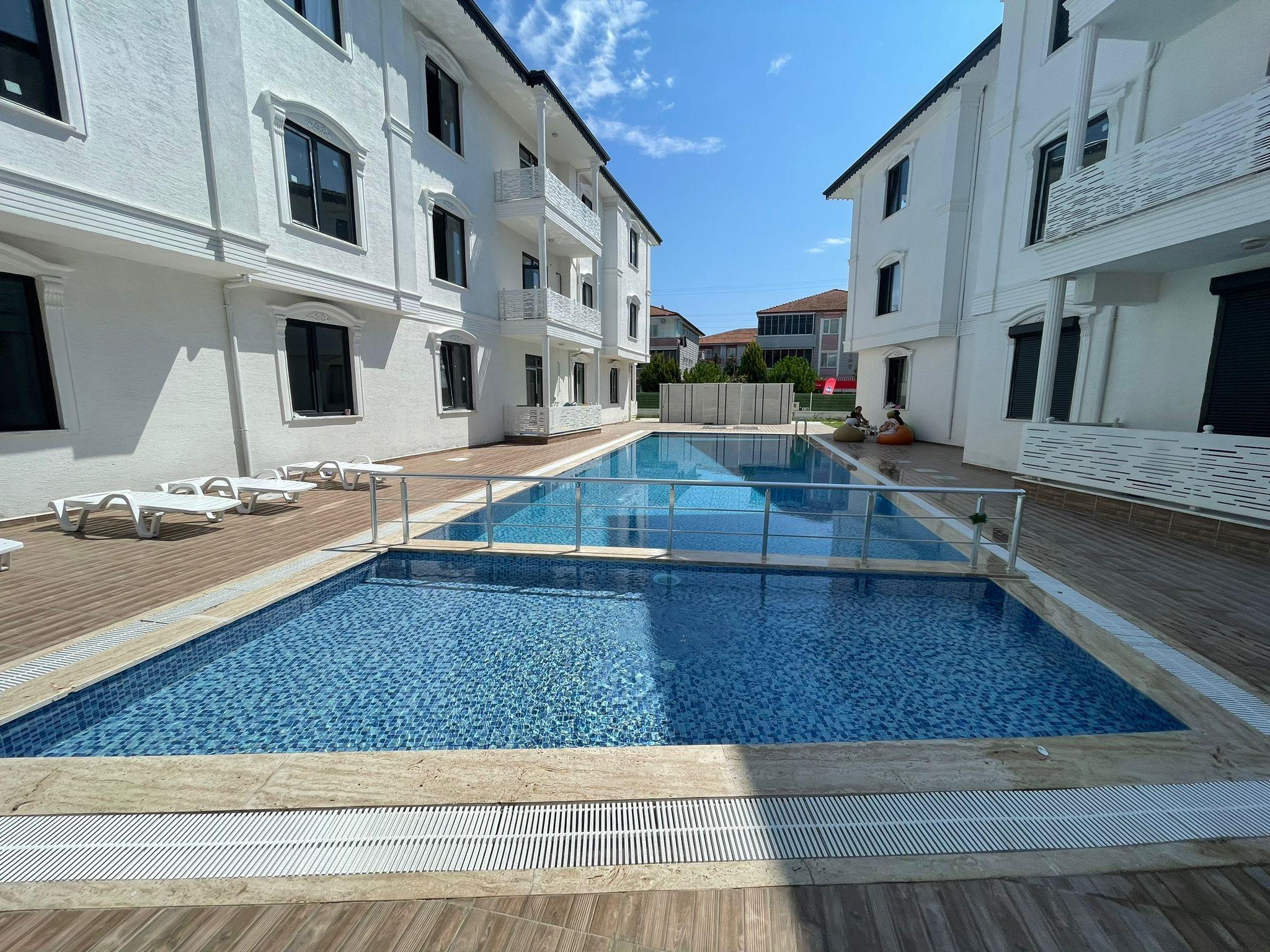 ÇARŞI VE DENİZE YAKIN HAVUZLU SİTEDE LÜKS 2+1 DAİRE FULL EŞYALI — Satılık Daire