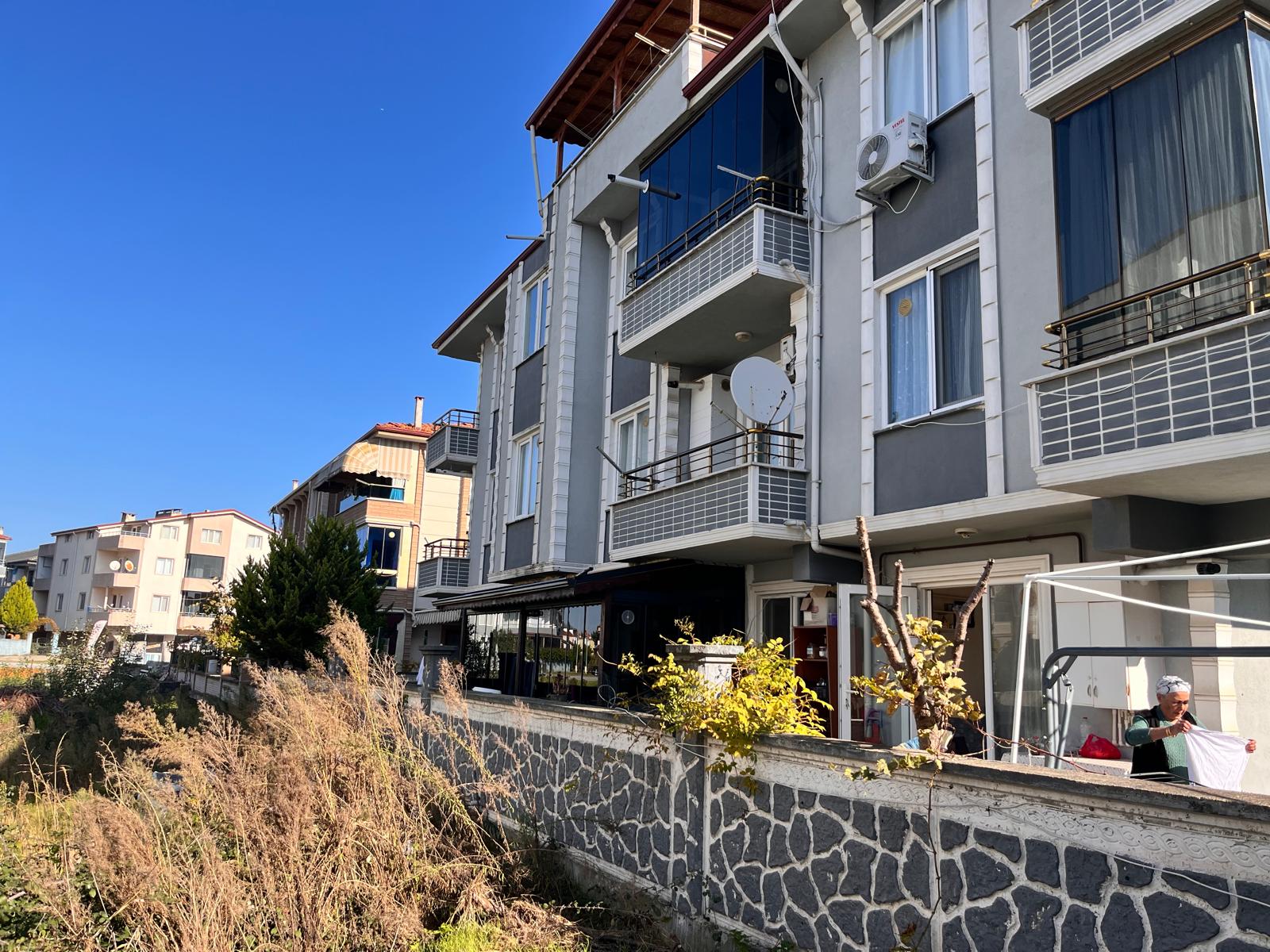 DENİZE ÇOK YAKIN MÜSTAKİL BAHÇELİ MASRAFSIZ 1+1 DAİRE