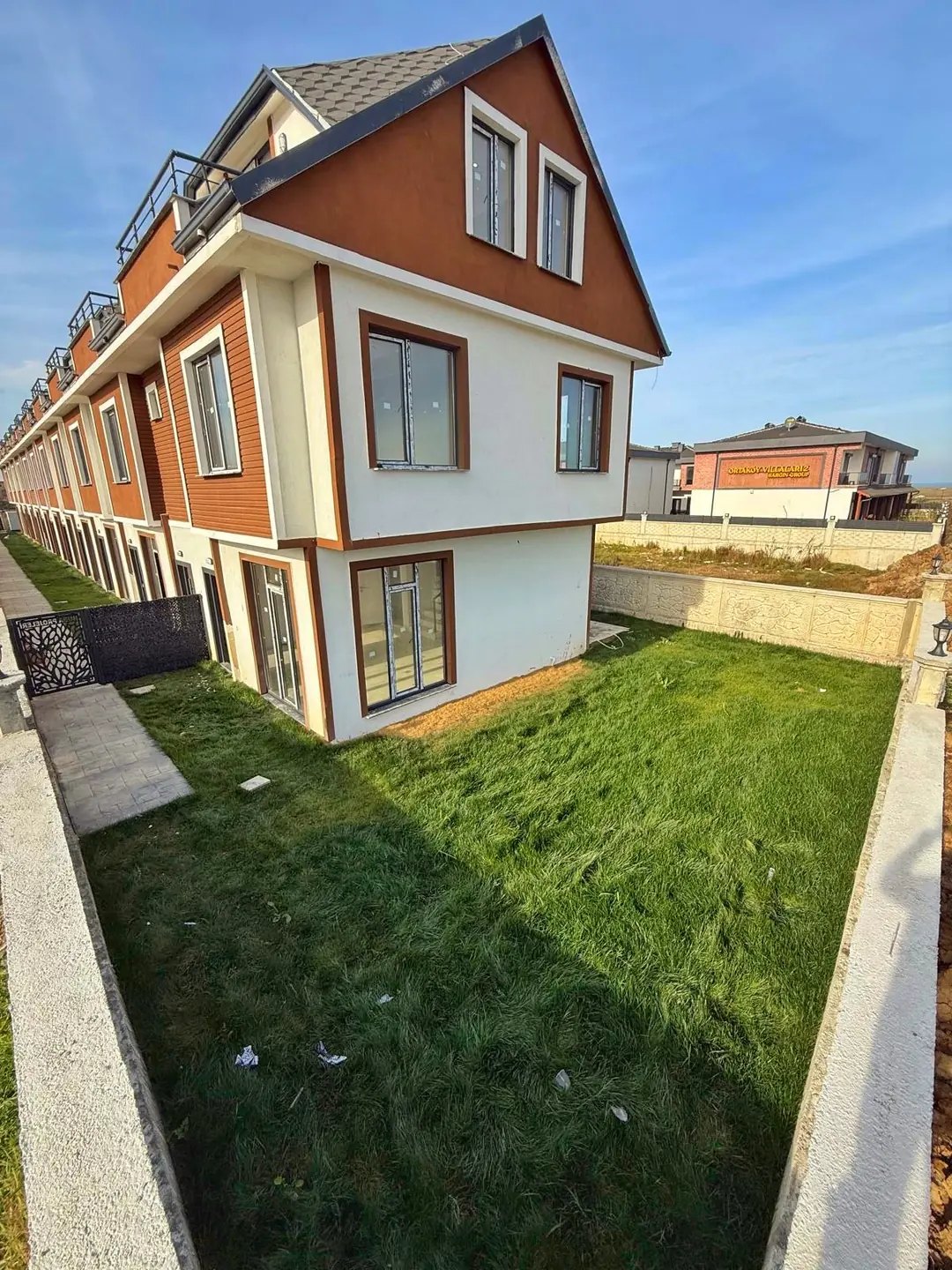 120m2 BAHÇE ALANLI, KÖŞE PARSEL, PLAJA 50METRE, YERDEN ISITMA 3+1 TRİPLEKS VİLLA! KOCAALİ KADIKÖY MH — Satılık Villa, Kocaali