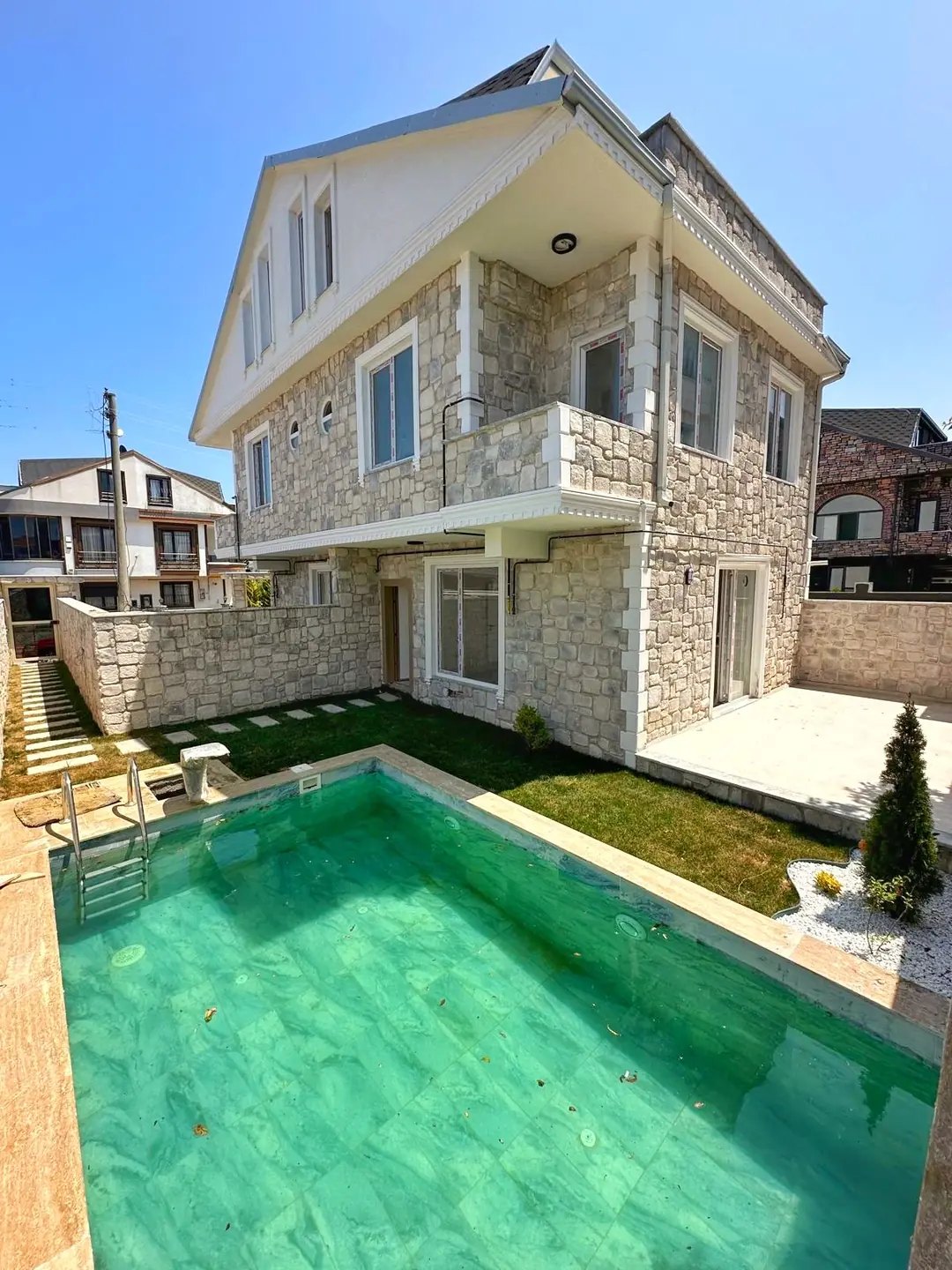 ALAÇATI TAŞ KONSEPT, DENİZ MANZARALI, MERKEZ PLAJ, HAVUZLU, EBEVEYN BANYOLU 3+1 TRİPLEKS VİLLA! KOCAALİ YALI MH — Satılık Villa, Kocaali