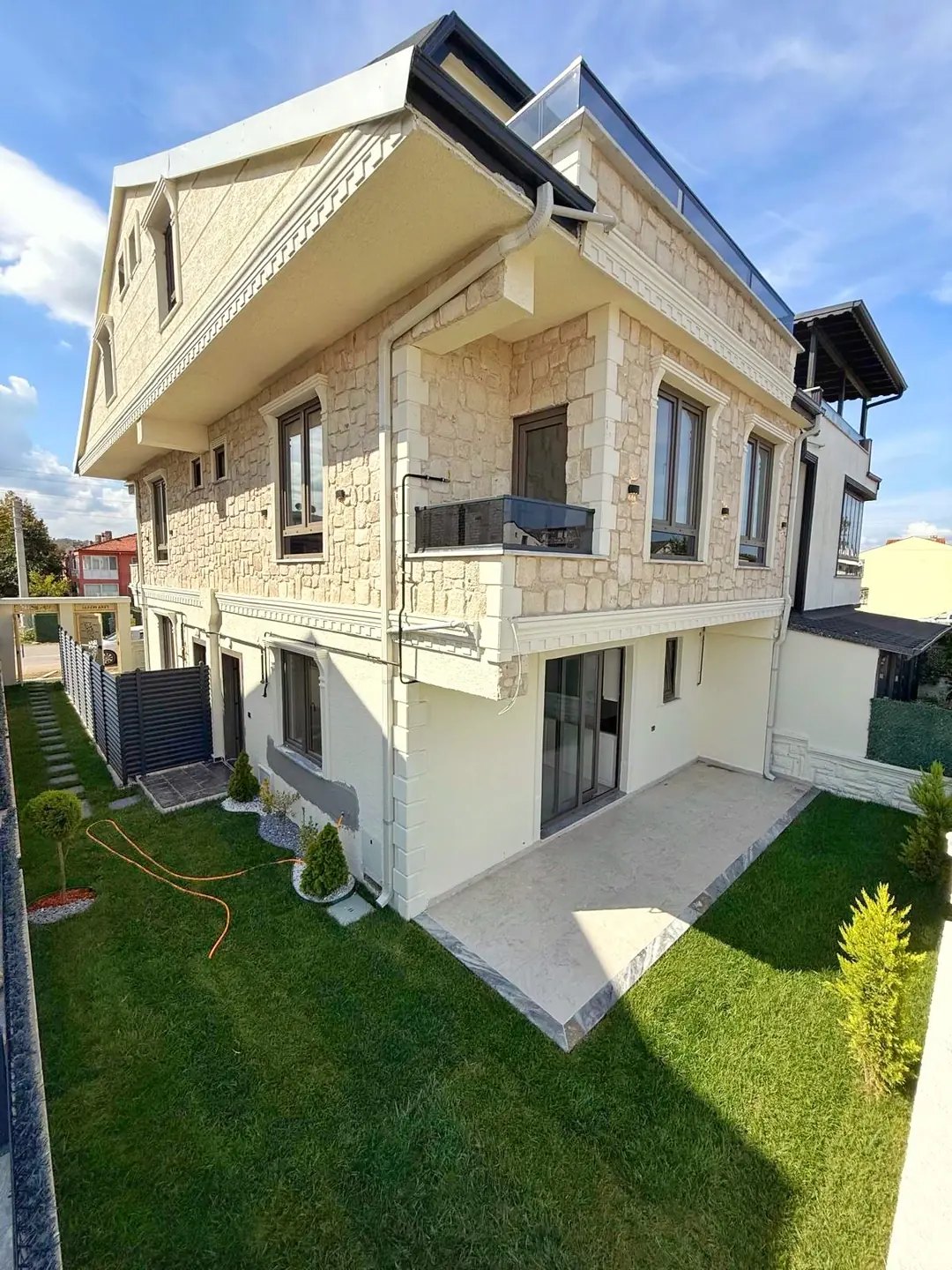 ARKA CEPHE, LÜKS DİZAYN, ÖN-ARKA CEPHE SEÇENEKLİ, GRANİT ZEMİN, YERDEN ISITMA 4+1 TRİPLEKS VİLLA! KOCAALİ ALANDERE MH — Satılık Villa, Kocaali