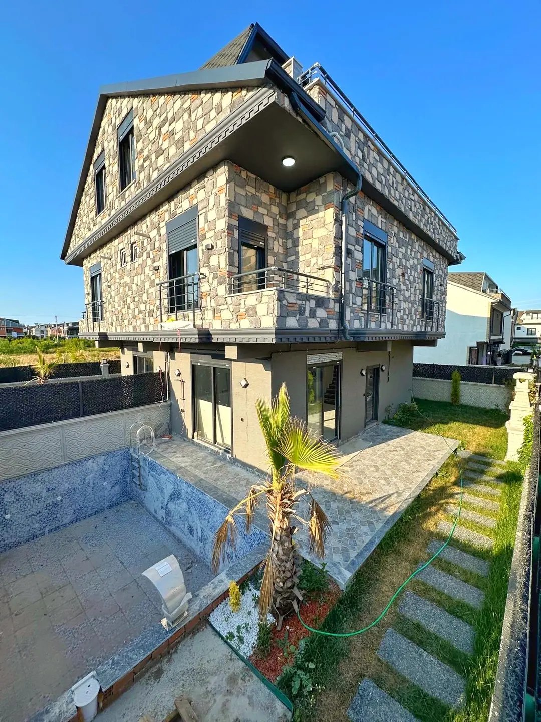 AYRIK NİZAM, 155m2 ARSA İÇİNDE, KOMPLE PANJURLU, HAVUZLU, ULTRA GENİŞ BAHÇE 4+1 TRİPLEKS VİLLA! KOCAALİ ALANDERE MH — Satılık Villa, Kocaali
